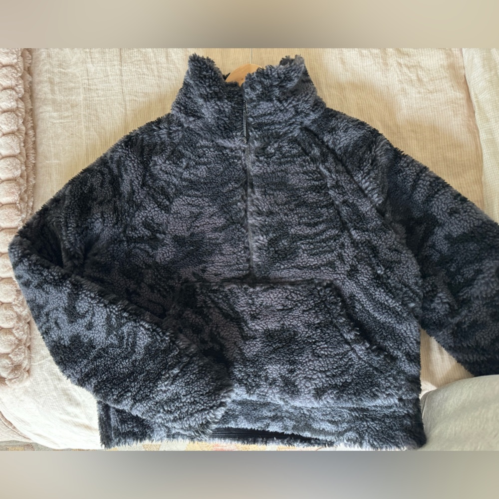 Lululemon sherpa half zip in dark camo, size XS/S